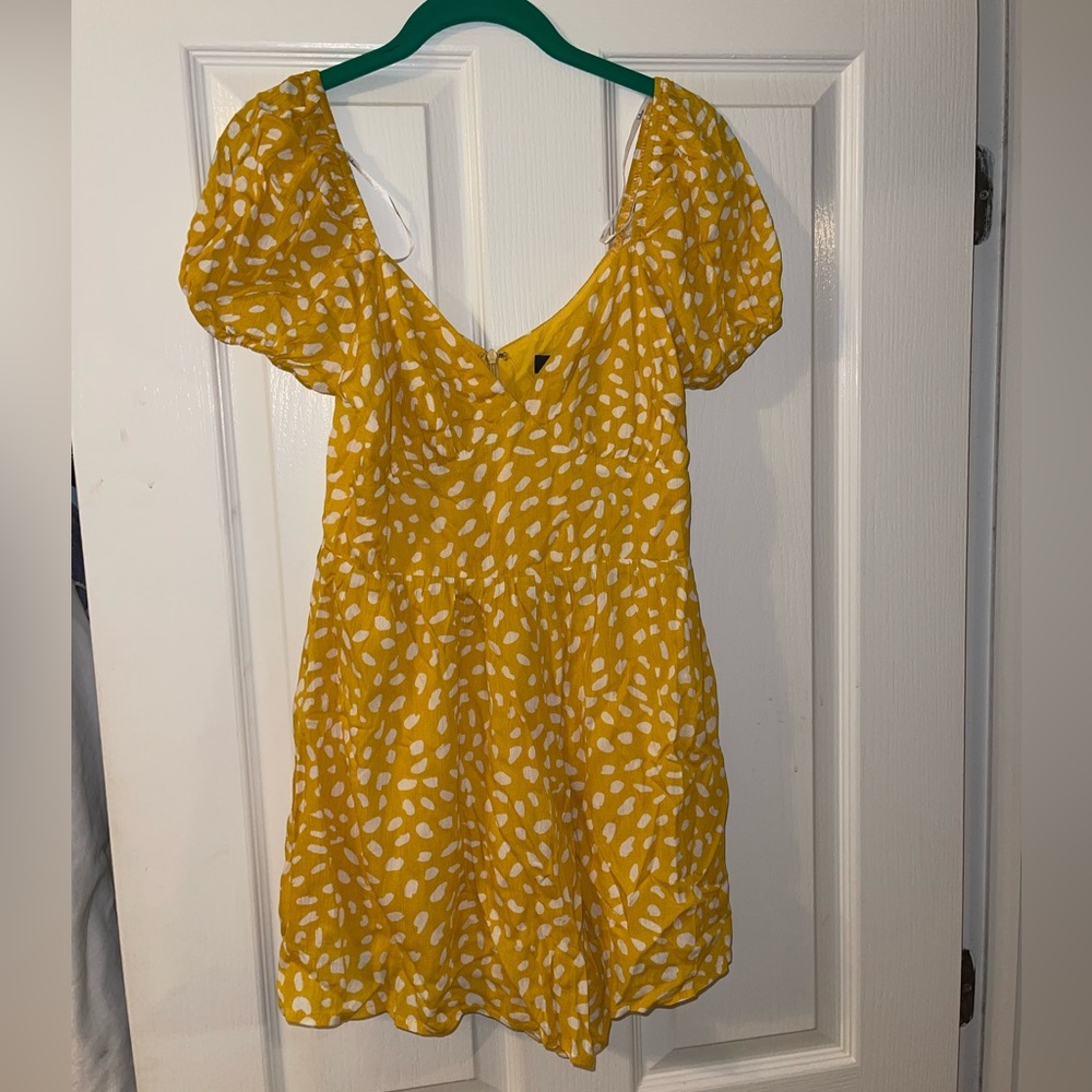 Women’s yellow romper from Lulu’s. Size M. Never worn with tag still on!